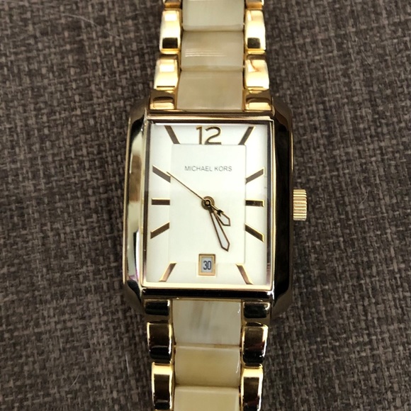 Beautiful Michael Kors Watch - Picture 2 of 6